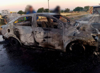 Delincuentes vuelven a quemar otro vehículo con una persona dentro, en Álvaro Obregón