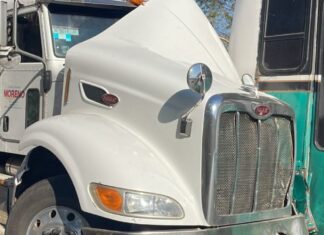 Camión pipa choca contra unidad de pasajeros en la Morelia–Pátzcuaro; solo hay daños materiales