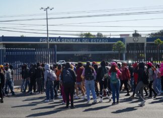 Liberan a ocho de los doce normalistas detenidos tras disturbios en la Morelia–Pátzcuaro