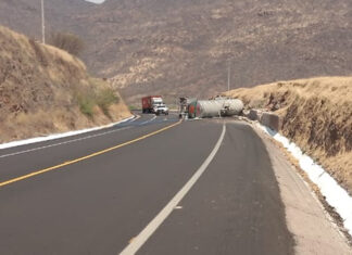 Vuelca pipa en la autopista Siglo XXI y derrama gasolina; hay cierre total a la circulación