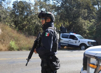 Presuntos robacarros se enfrentan a policías en Ziracuaretiro; hay un muerto y un herido