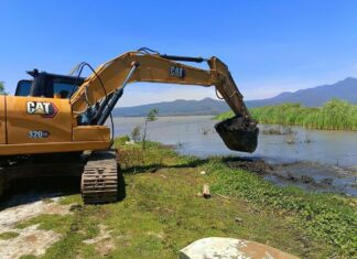 Maquinaria especializada limpia el lago de Pátzcuaro para continuar con su rescate