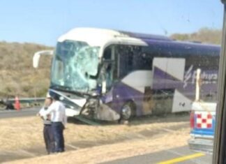 Autobús se impacta contra camión volcado en la autopista de Occidente; hay cinco heridos