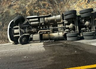 Volcó tráiler en Tzitzio y mató a 4 personas a orilla del camino