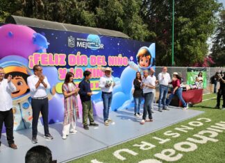 Con canchas de fútbol 7 y entrega de juguetes celebra Bedolla a niñas y niños