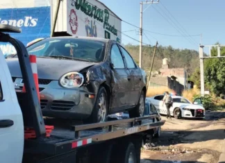Vuelca auto en la Morelia-Pátzcuaro tras ser impactado por vehículo de carga