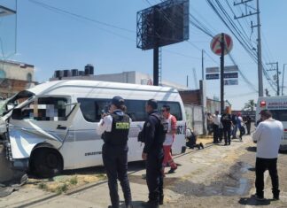 Muere conductor de combi tras estrellarse en el periférico de Morelia; varios pasajeros resultan heridos