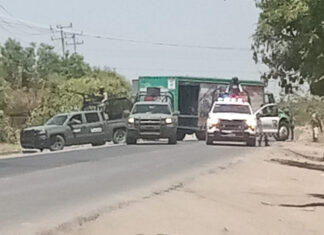 Criminales bloquean carreteras y queman vehículo en Buenavista; cierran tiendas OXXO en Apatzingán