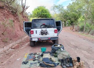 Aseguran vehículo con droga, armas y equipo táctico en Tuzantla