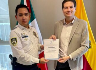 Alfonso Martínez entrega nombramiento a Pablo Alarcón como encargado de Seguridad en Morelia