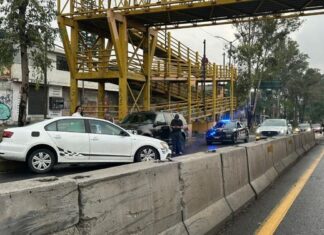 Choca auto contra muro de contención en la Madero Poniente de Morelia