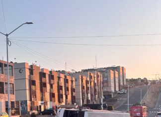 Vuelca camión de pasajeros en el fraccionamiento Camponubes, Morelia