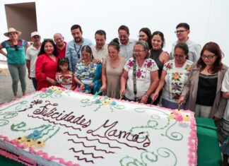 Dulce festejo para mamá en el Festival de Origen; parten pastel monumental
