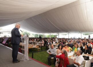 El corazón de Michoacán late de gratitud; reconoce Bedolla a mil 700 docentes por décadas de servicio