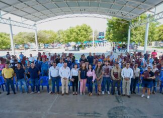 Entrega Gladyz Butanda escrituras a familias de Buenavista