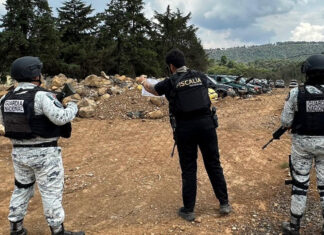 En cateo, asegura FGE dos vehículos con reporte de robo y alteraciones en Pátzcuaro