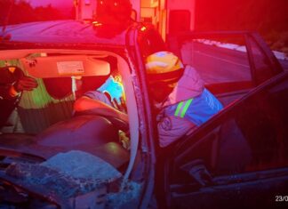 Automovilista sobrevive tras quedar prensado en choque contra tráiler en la autopista Siglo XXI