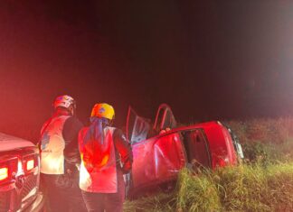 Joven queda prensada tras volcadura en la carretera Acuitzio-Tiripetío; hay tres heridos