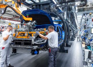 Suben precios de autos y electrónicos por nuevo impuesto al acero; autos costarán hasta 42 mil pesos más