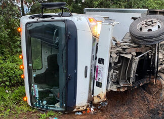 Vuelca camión de carga en la Siglo XXI; hay un lesionado