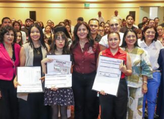Gaby Molina fortalece labor en escuelas con plazas a personal de apoyo