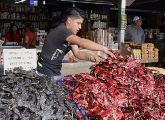 Reconoce Bedolla al Mercado de Abastos por 45 años de ser un centro económico para Morelia