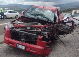 Trailero huye tras provocar aparatoso accidente en la Autopista Siglo XXI