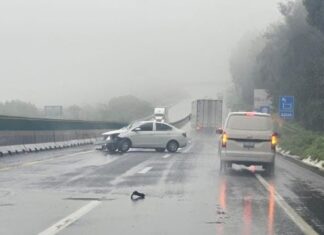 Vehículo se estrella contra muro de contención en la Siglo 21, tramo Pátzcuaro-Uruapan