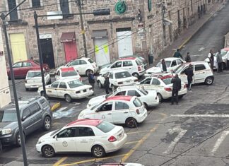 Taxistas se manifiestan contra Policía Morelia por ser retirados de sus bases históricas