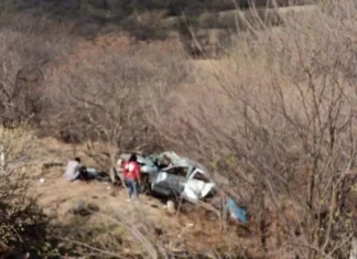 Fuerte volcadura en la Siglo XXI deja un muerto y tres heridos graves