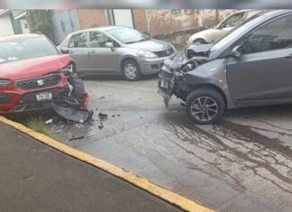 Choque frontal en la subida a Santa María deja daños materiales