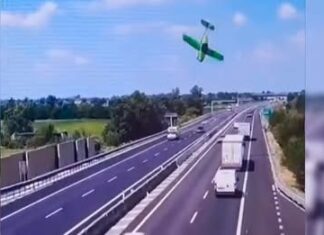 Avioneta se estrella en autopista de Italia; video capta el momento exacto del impacto