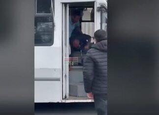 VIDEO | Choferes de combi se pelean en Morelia con pasajeros a bordo; la unidad avanza sin control