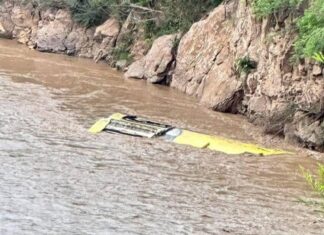 Sube a 8 la cifra de muertos por caída de autobús a un río en Guerrero