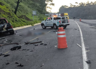 Choque en la autopista Siglo XXI deja seis cortadores de aguacate muertos