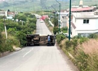 Vuelca Camioneta en Morelia; Solo se Registran Daños Materiales