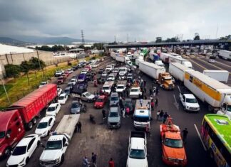 Transportistas bloquean accesos a la CDMX en protesta por desaparición de su líder