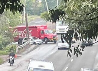 Choque en el Libramiento Norte de Morelia; un auto y camión de Coca-Cola involucrados