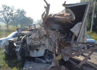 Choque entre autobús y camioneta deja 3 lesionados en la salida a Charo