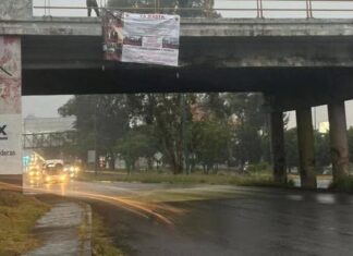 ¡Otra vez! Encapuchados colocan narcomanta con señalamientos contra mandos policiales en Morelia