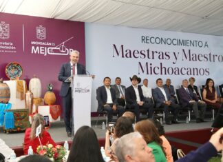 Con los maestros todo; suman más de 90 quincenas de pagos puntuales: Bedolla