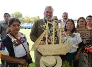 Entrega Bedolla a comunidades certificados de áreas voluntarias para conservar el lago de Pátzcuaro