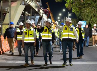 Avanza distribuidor Eréndira; supervisa Bedolla colocación de última trabe en puente sur