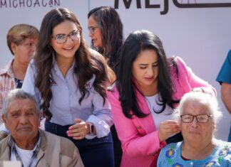 Gladyz Butanda y DIF Michoacán entregan aparatos auditivos a adultos mayores