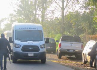 Hallan dos cuerpos en fosa clandestina en la carretera Uruapan-Zirimícuaro