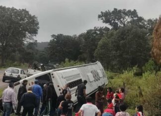 Camión de pasajeros se vuelca en Coeneo; hay varios lesionados