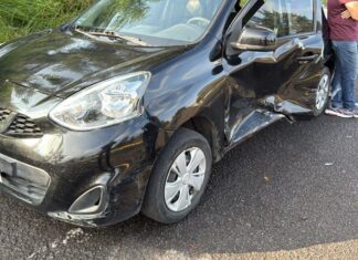 Conductor provoca choque en la salida a Charo por pasarse el alto