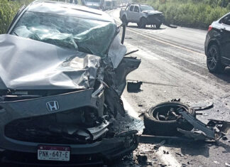 Fuerte choque frontal en la Siglo XXI deja dos personas prensadas