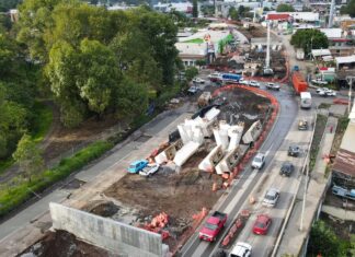 Avanza construcción de puente superior La Hielera en Uruapan: Bedolla