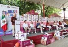 Arranca Bedolla tercera dotación de tenis a estudiantes de secundarias